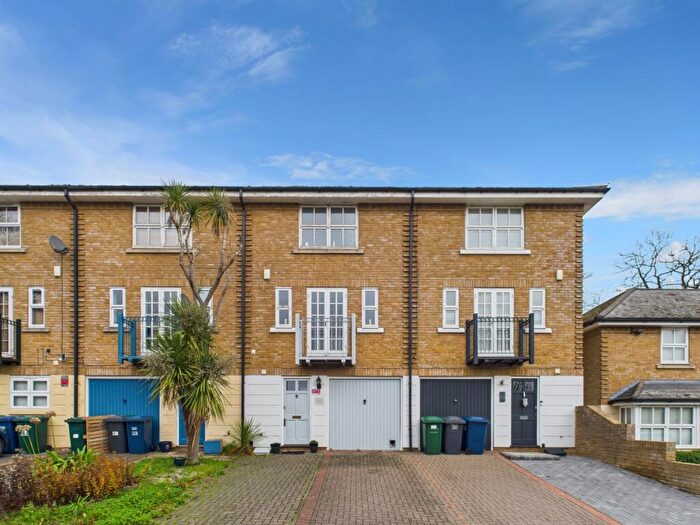4 Bedroom Terraced House For Sale In Hampton Close, London, N11