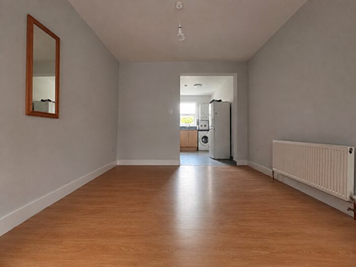 3 Bedroom Flat To Rent In Greenford Road, Greenford, UB6