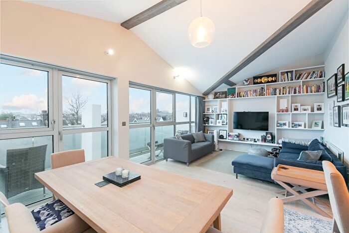 2 Bedroom Flat To Rent In Lambton Road, London, SW20