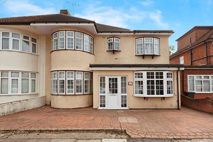 5 Bedroom Semi-detached House For Sale In Hanover Gardens, Ilford, IG6