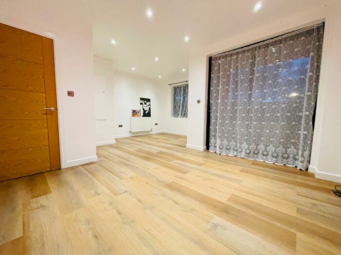 2 Bedroom Flat To Rent In Sewardstone Road, Chingford, E4