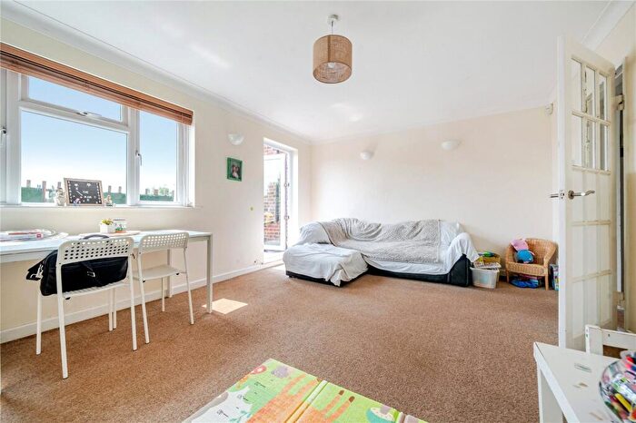 3 Bedroom Maisonette For Sale In Chaseville Parade, Chaseville Park Road, Winchmore Hill, London, N21