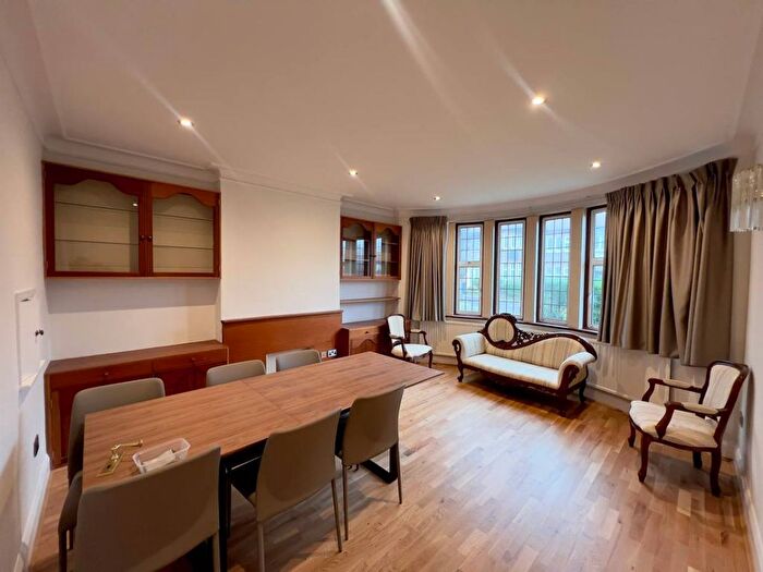 4 Bedroom Semi-Detached House To Rent In Saddlescombe Way, London, N12