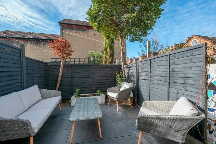 1 Bedroom Flat To Rent In Merton Road, Southfields, London, SW18