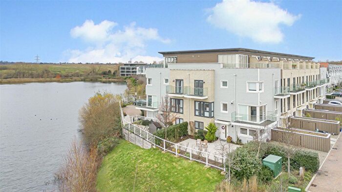 4 Bedroom Town House For Sale In Champlain Street, Reading, RG2