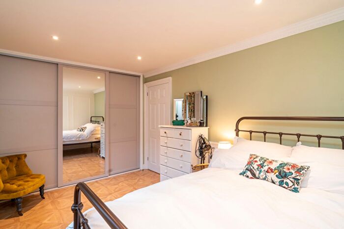 2 Bedroom Flat For Sale In / Ettrickdale Place, Stockbridge, Edinburgh, EH3
