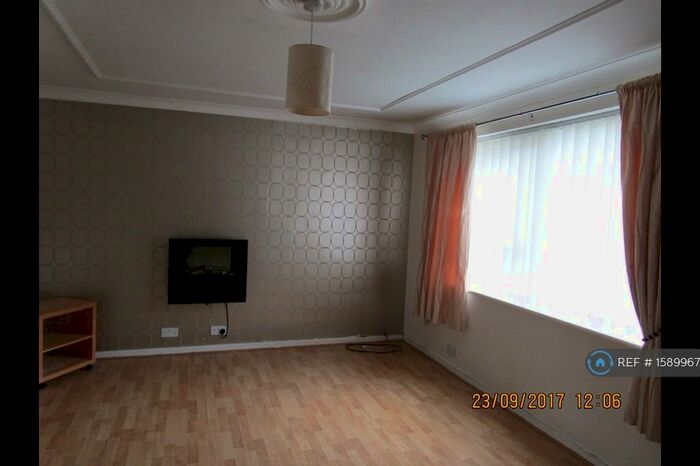 2 Bedroom Flat To Rent In Oakland Court, Oxton, CH43