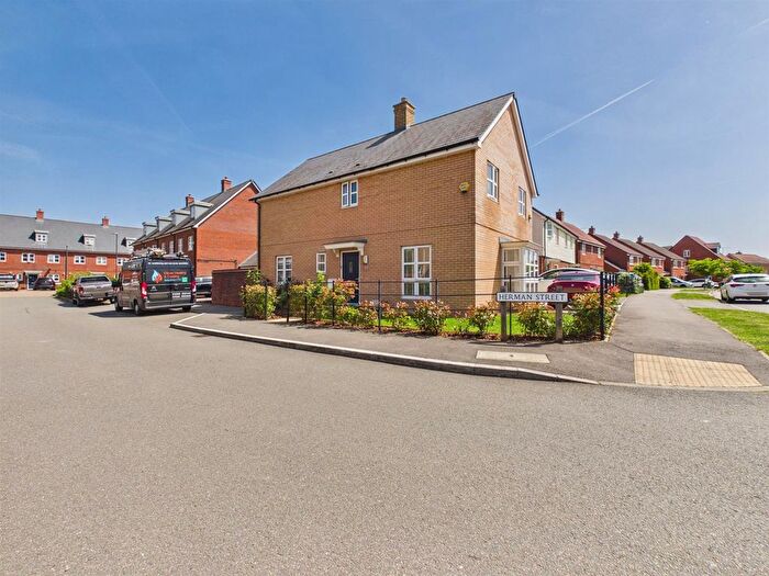 4 Bedroom Detached House For Sale In Herman Street, Berryfields, Aylesbury, HP18