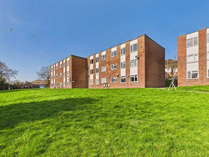 2 Bedroom Flat For Sale In Holywell Avenue, Folkestone, Kent, CT19