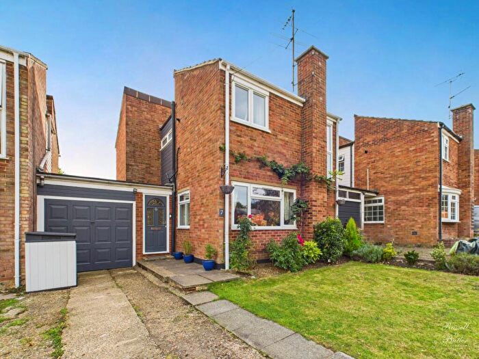 3 Bedroom Link Detached House For Sale In Greenfields, Adstock, Buckingham, Buckinghamshire, MK18