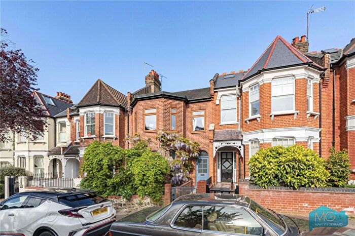 2 Bedroom Apartment For Sale In Coniston Road, London, N10