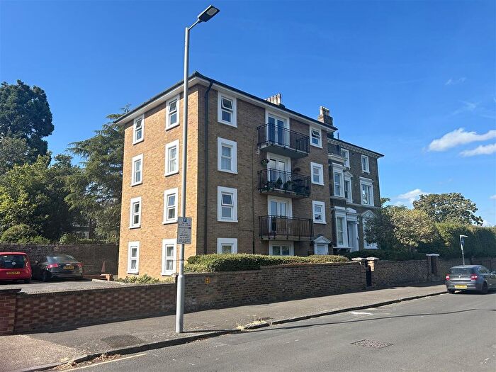 2 Bedroom Flat To Rent In Uxbridge Road, Kingston Upon Thames, KT1