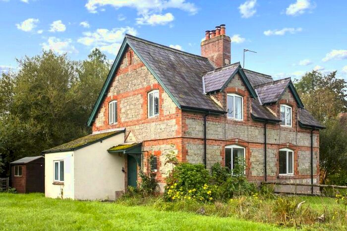 3 Bedroom Semi-Detached House For Sale In Motcombe, Shaftesbury, SP7