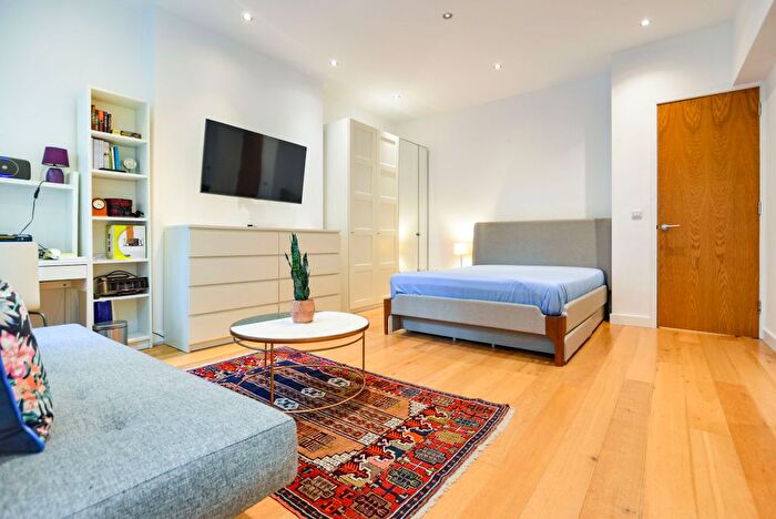 Studio To Rent In Flat, Kensington Court, W8