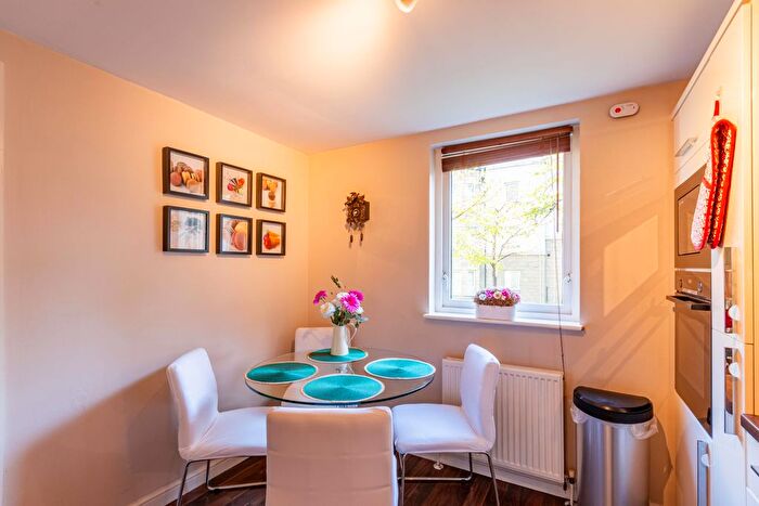 2 Bedroom Flat To Rent In Dicksonfield, Edinburgh, EH7