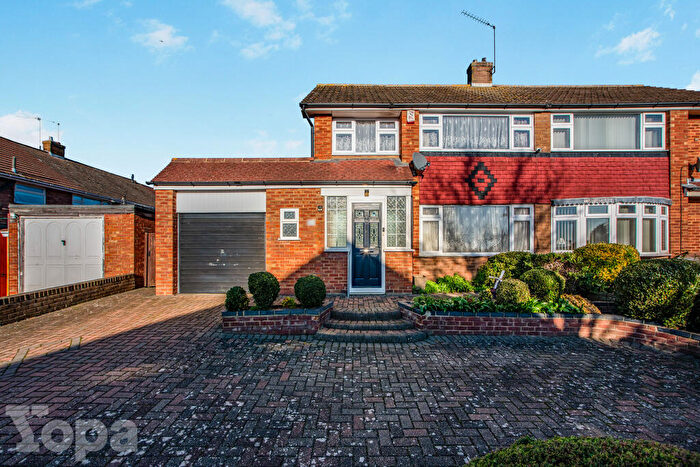 3 Bedroom Semi Detached House For Sale In Astra Drive, Gravesend, DA12