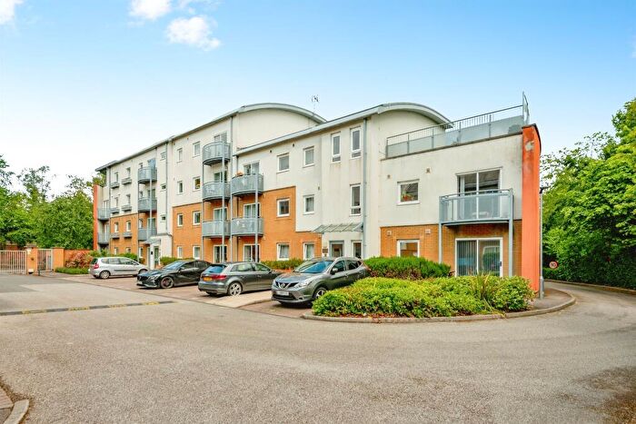 2 Bedroom Flat For Sale In Trafalgar Gardens, Crawley, RH10