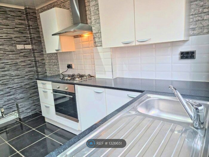 3 Bedroom Semi-Detached House To Rent In South Roundhay, Birmingham, B33