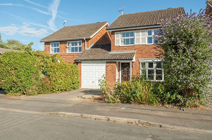 3 Bedroom Link Detached House For Sale In Ashton Road, Wokingham, Berkshire, RG41