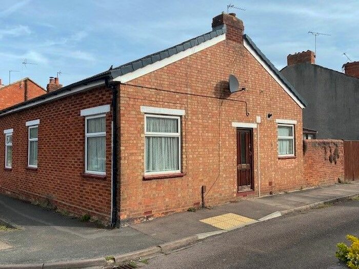 2 Bedroom Bungalow To Rent In School Street, New Bradwell, MK13