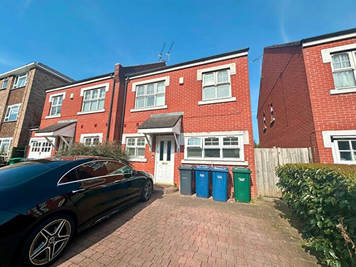 4 Bedroom Semi-Detached House To Rent In Dale Grove, North Finchley, N12