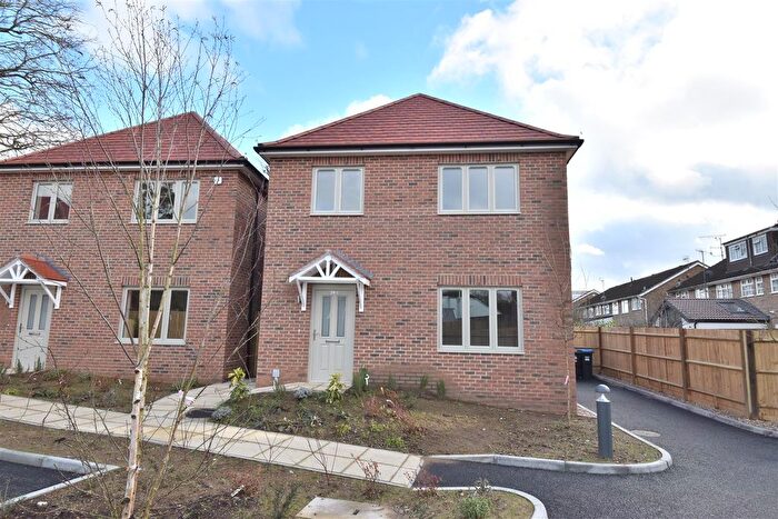 3 Bedroom Semi Detached House For Sale In - Weatherhill Road, Smallfield, Horley, RH6