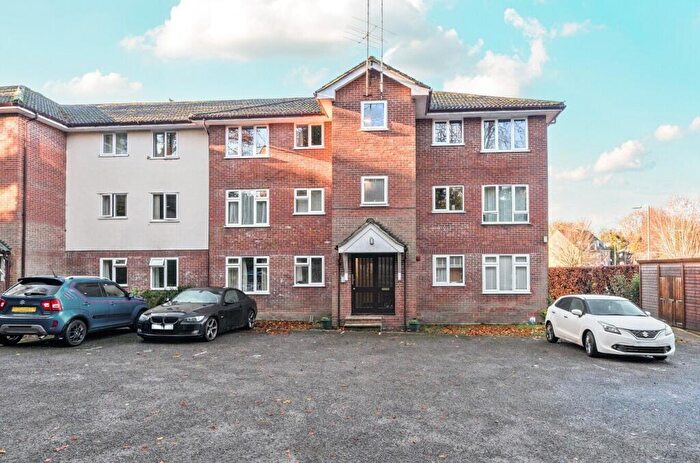2 Bedroom Flat For Sale In Dickers Lane, Alton, Hampshire, GU34