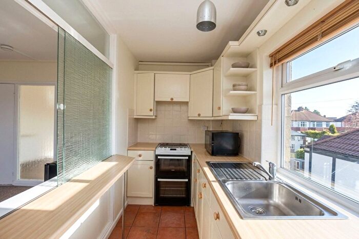 2 Bedroom Flat For Sale In Holmes Grove, Bristol, BS9