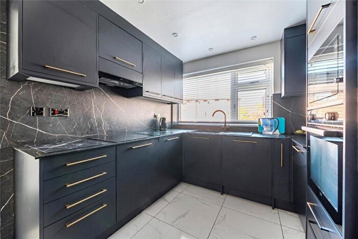 2 Bedroom Flat For Sale In Abbey Park, Beckenham, BR3
