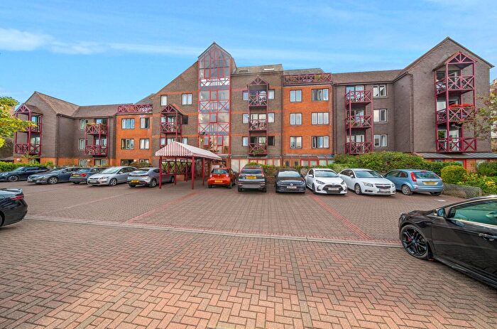 2 Bedroom Flat For Sale In Guildford, Surrey, GU2
