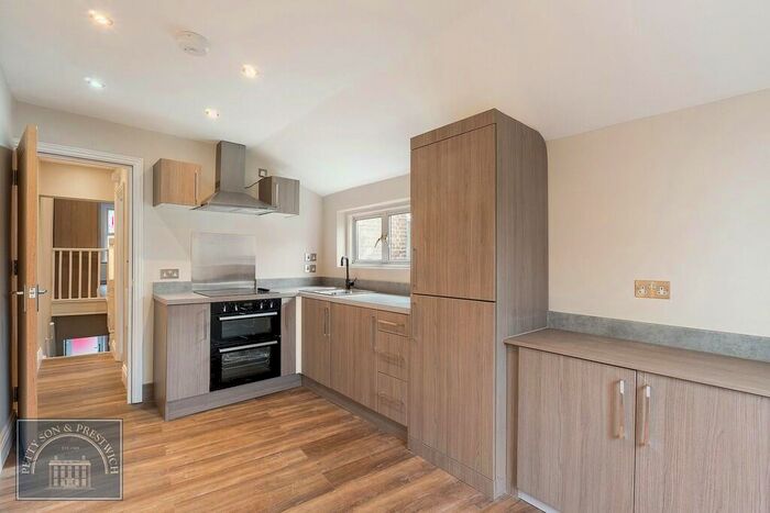 2 Bedroom Flat To Rent In High Road Leyton, London, E10