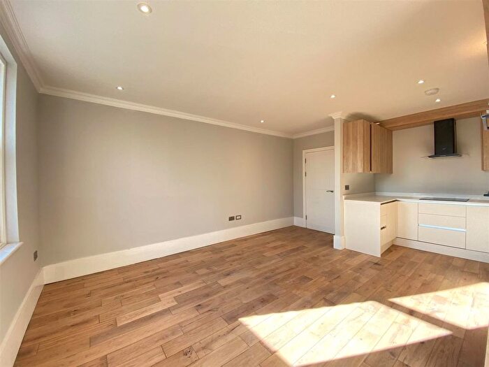 1 Bedroom Flat To Rent In Castlebar Road, Ealing, Ealing, W5
