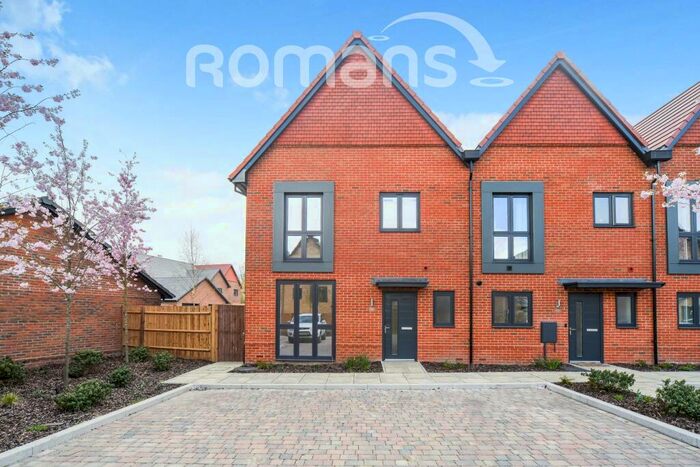 3 Bedroom Semi-Detached House To Rent In Bucklers Park, RG45