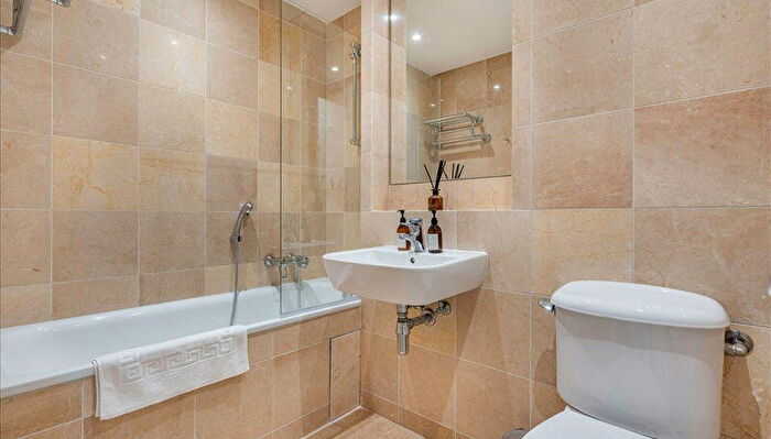 2 Bedroom Apartment To Rent In Canary Wharf, E14