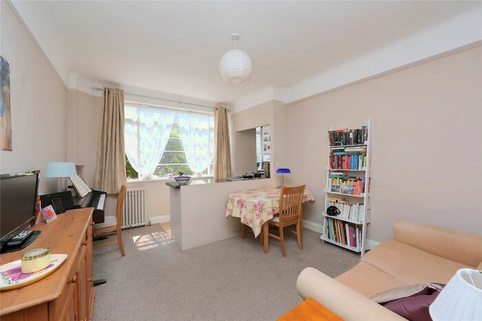 Studio To Rent In Balham High Road, London, SW17