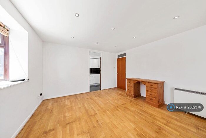 2 Bedroom Flat To Rent In Bond Road, Surbiton, KT6