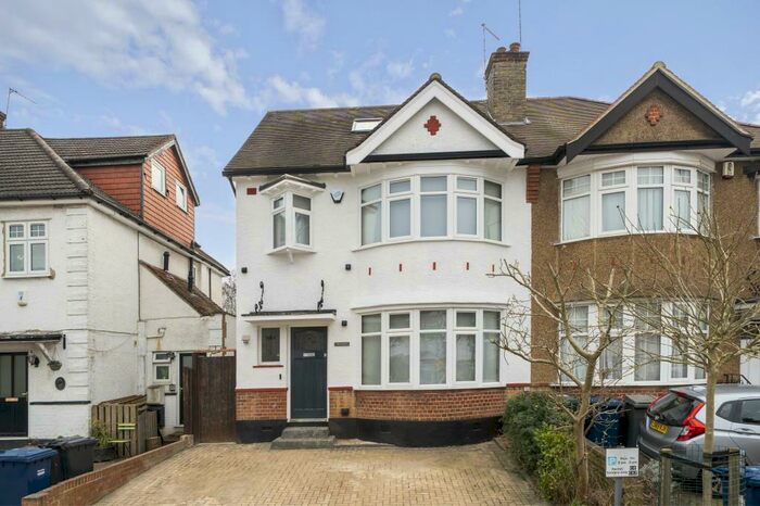 5 Bedroom Semi-Detached House To Rent In Wentworth Avenue, Finchley, N3