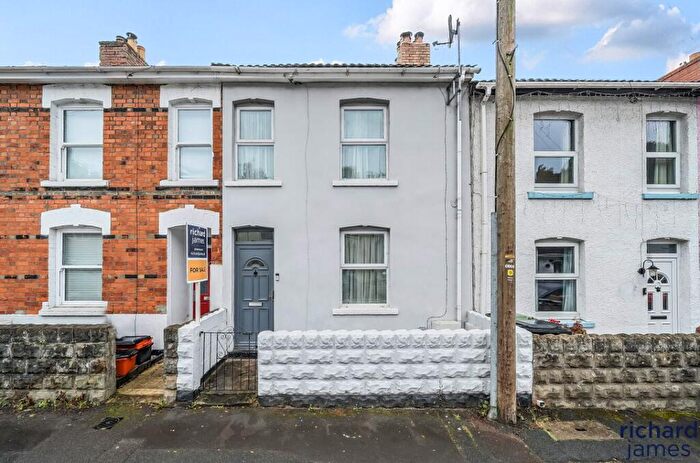 3 Bedroom Terraced House For Sale In Clifton Street, Kingshill, Swindon, SN1