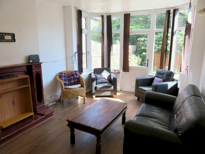 4 Bedroom Semi-Detached House To Rent In Allington Avenue, Nottingham, NG7