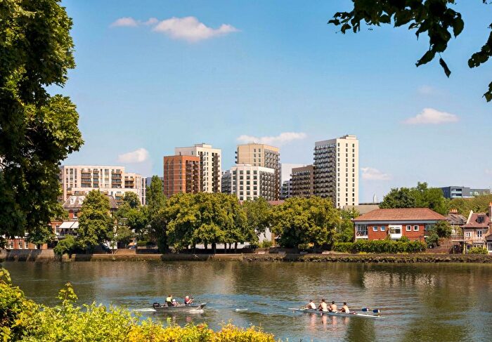 2 Bedroom Flat For Sale In Kew Bridge Rise, Capital Interchange Way, TW8