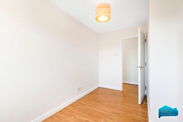 2 Bedroom Flat To Rent In Clarence Close, New Barnet, Hertfordshire, EN4