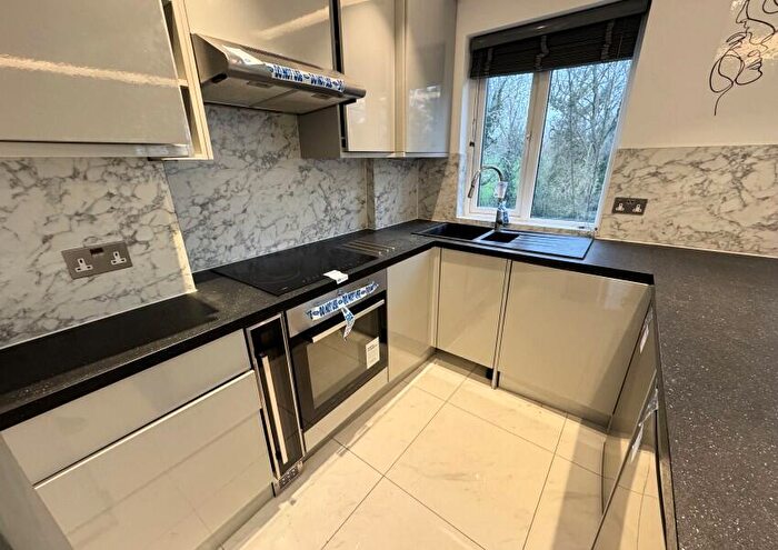 1 Bedroom Flat For Sale In Park Close, North Finchley, N12