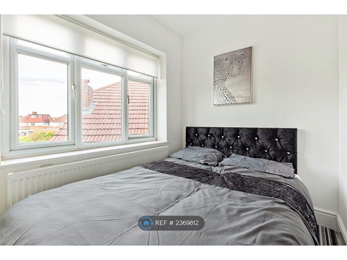 Studio To Rent In Broad Walk, Hounslow, TW5