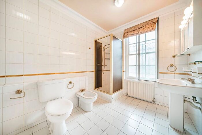 4 Bedroom Flat To Rent In Warwick Gardens, Holland Park, W14