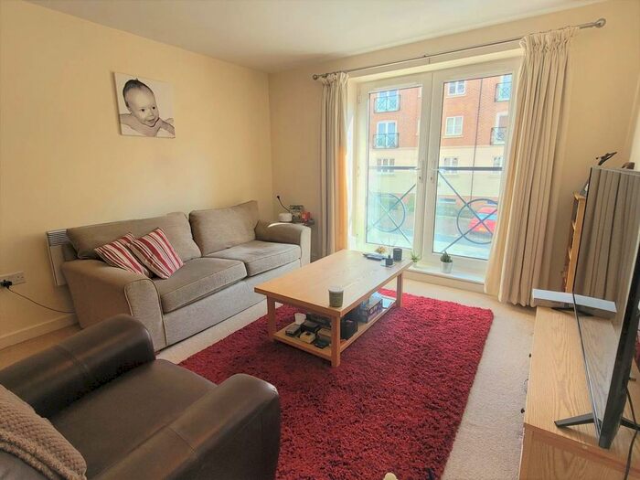 2 Bedroom Flat To Rent In Viridian Square, Aylesbury, Buckinghamshire, HP21
