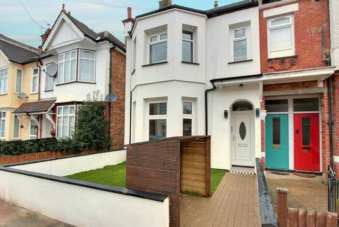 2 Bedroom Apartment To Rent In Wellesley Road, Harrow, HA1