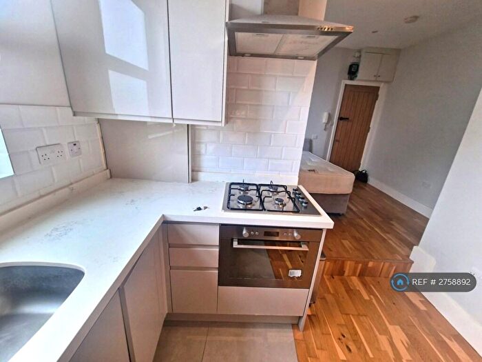 Studio To Rent In Balham High Road, London, SW12