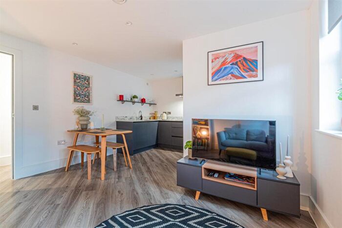 2 Bedroom Flat For Sale In Cathedral Road, Pontcanna, Cardiff, CF11