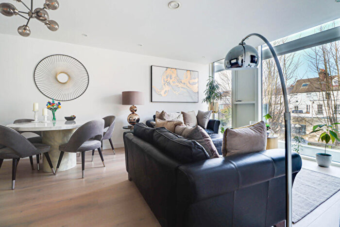 2 Bedroom Flat For Sale In Gabriel Square, St. Albans, Hertfordshire, AL1