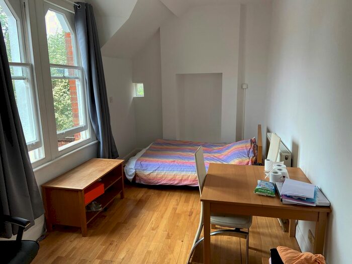 Studio To Rent In Creswick Road, Acton, W3